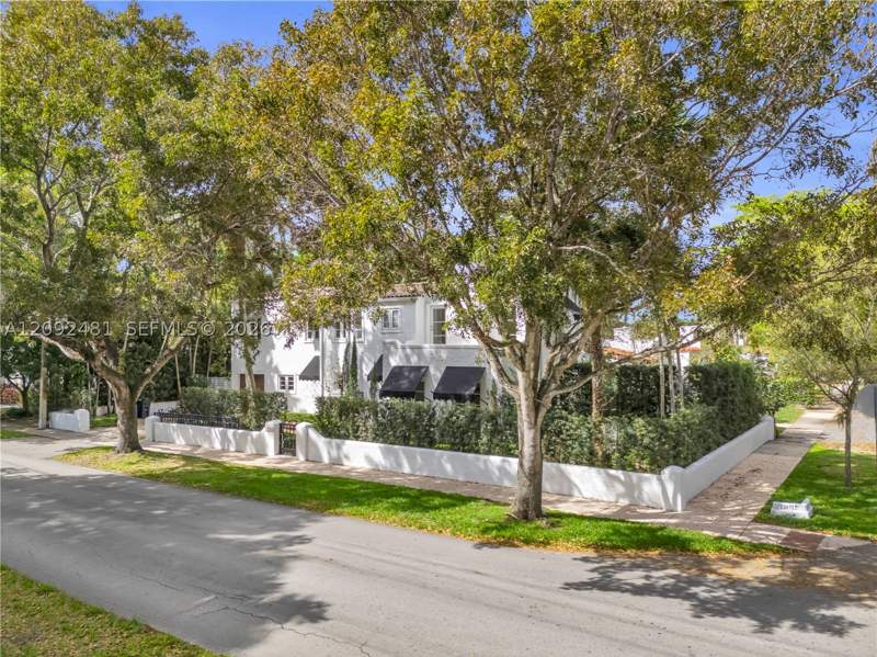 4 bedroom SingleFamilyResidence at 1222 Cortez St, Coral Gables Granada Sec, Coral Gables — photo 3