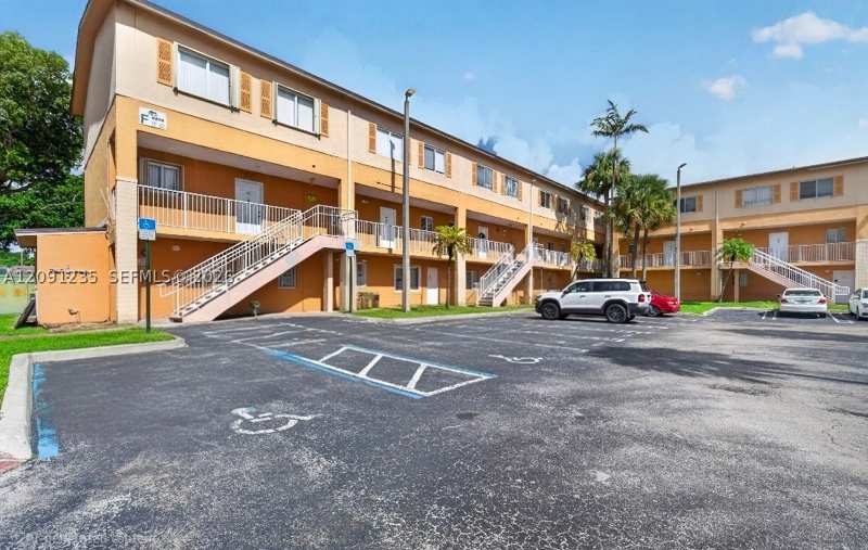 3 bedroom Condominium at 6205 Kendale Lakes Cir 281, Paseo Real Condo, Miami — photo 1