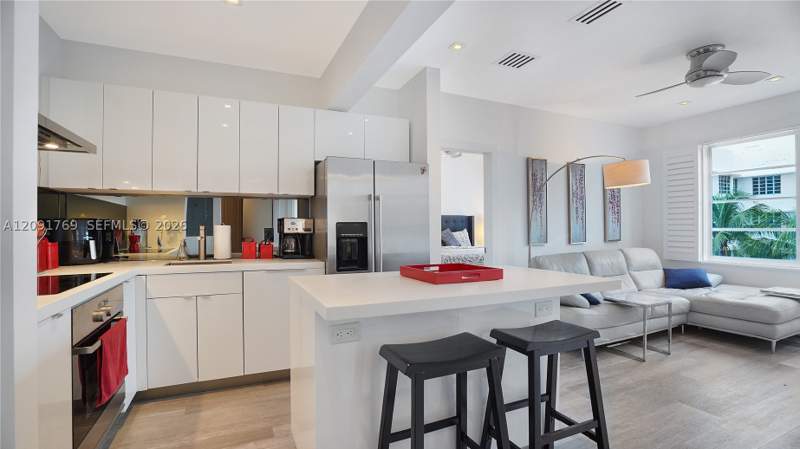 2 bedroom Condominium at 1460 Ocean Dr 407, The Drake Condo, Miami Beach — photo 2