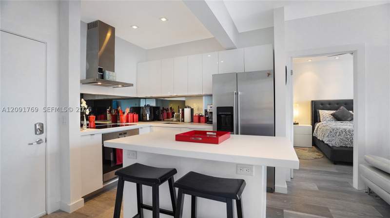 2 bedroom Condominium at 1460 Ocean Dr 407, The Drake Condo, Miami Beach — photo 3