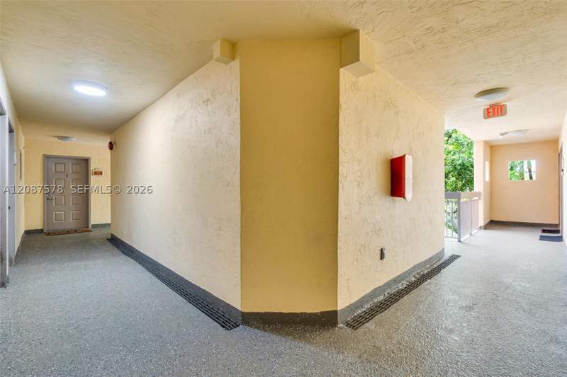 1 bedroom Condominium at 8255 Lake Dr 304, Las Vistas At Doral Condo, Doral — photo 5
