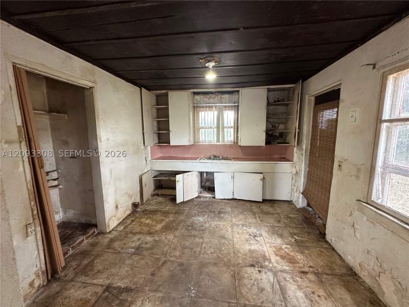 1 bedroom SingleFamilyResidence at 16122 NE 18th Ct, Fulford Heights, North Miami Beach — photo 5