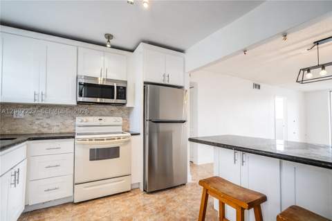 7850 Byron Ave 207, Miami Beach FL - photo 6 of 34