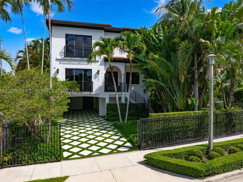 4 bedroom SingleFamilyResidence at 1803 S Bayshore Ln, Fairhaven, Miami — photo 1