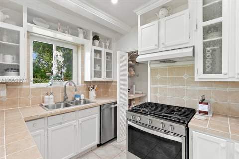 890 NE 168th St, North Miami Beach FL - photo 8 of 32