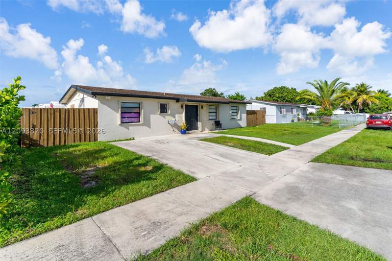 4 bedroom SingleFamilyResidence at 15105 SW 305th Ter, Caseil Heights Sec 1, Homestead — photo 2