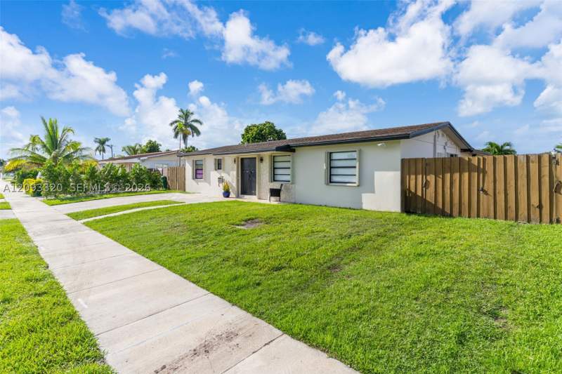 4 bedroom SingleFamilyResidence at 15105 SW 305th Ter, Caseil Heights Sec 1, Homestead — photo 3