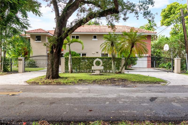 3 bedroom SingleFamilyResidence at 1543 Dorado Ave, C Gab Country Club Sec 5, Coral Gables — photo 2