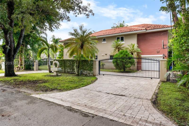 3 bedroom SingleFamilyResidence at 1543 Dorado Ave, C Gab Country Club Sec 5, Coral Gables — photo 4