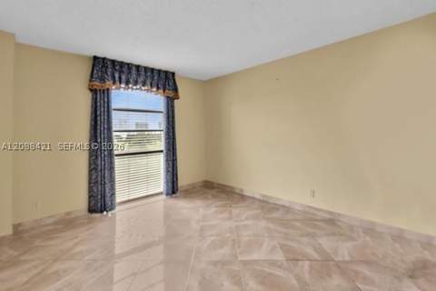 20400 W Country Club Dr 711, Aventura FL - photo 14 of 24