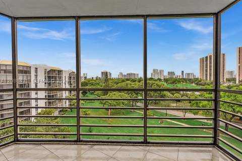 20400 W Country Club Dr 711, Aventura FL - photo 17 of 24