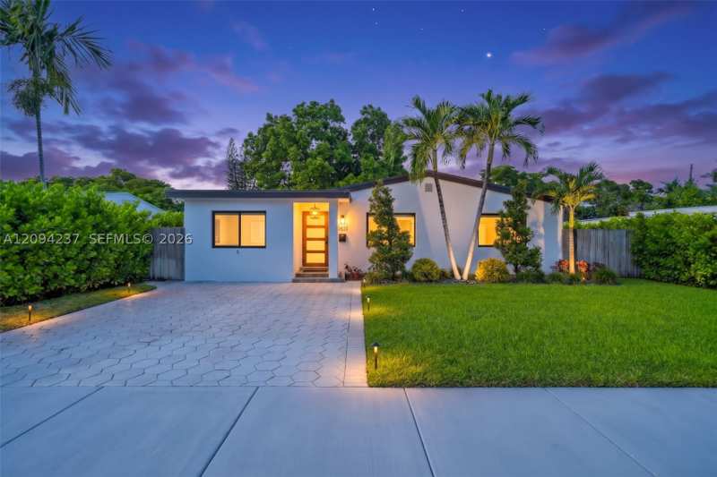 2 bedroom SingleFamilyResidence at 6021 SW 17th St, Calvert Manors, Miami — photo 1