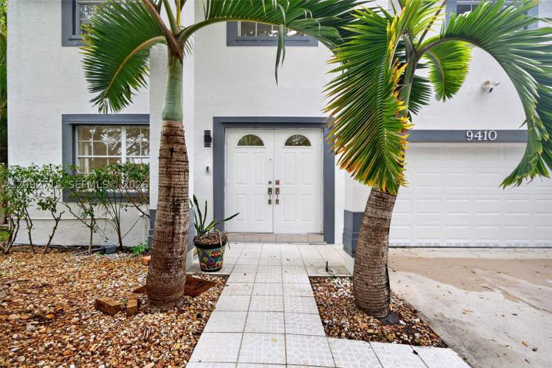 5 bedroom SingleFamilyResidence at 9410 SW 212th Ter, Lakes By The Bay Sec 7, Cutler Bay — photo 5