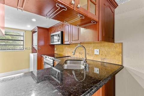 5953 W 28th Ave 24, Hialeah FL - photo 7 of 38