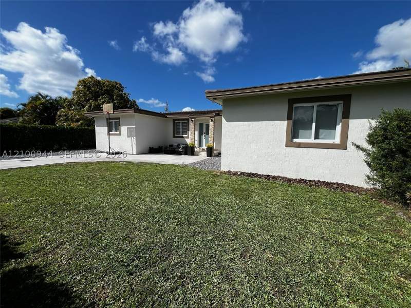 4 bedroom SingleFamilyResidence at 9975 NW 27th Ter, Vanderbilt Park Amd Pl, Doral — photo 2