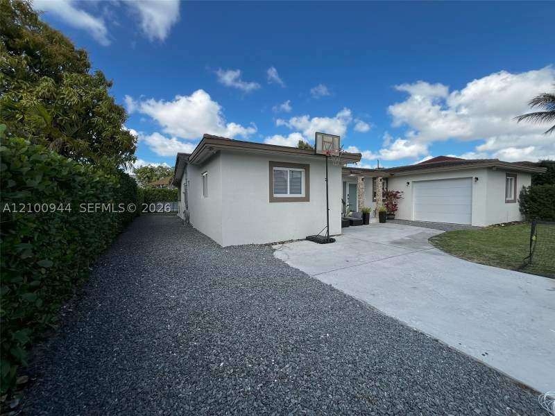 4 bedroom SingleFamilyResidence at 9975 NW 27th Ter, Vanderbilt Park Amd Pl, Doral — photo 3