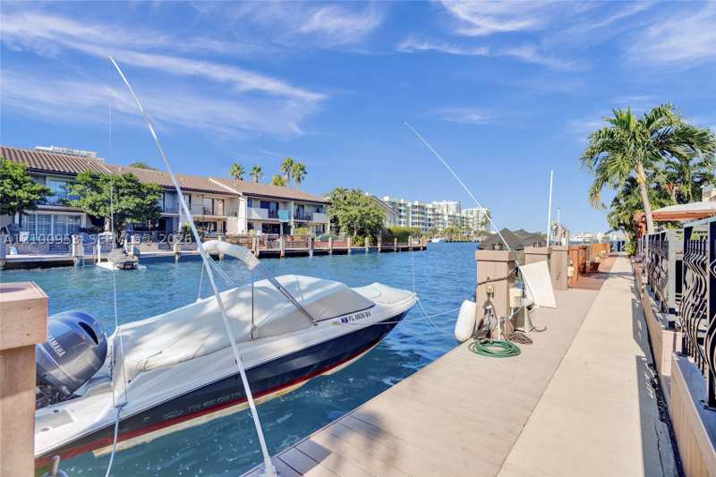 2 bedroom Townhouse at 16478 NE 27th Pl 34, Leeward Point, Eastern Shores — photo 1