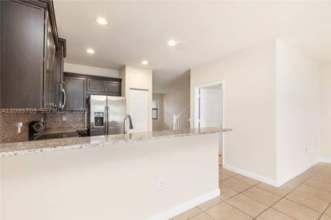 8965 NW 98th Ave, Doral FL - photo 10 of 55