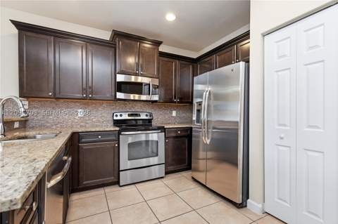 8965 NW 98th Ave, Doral FL - photo 7 of 55