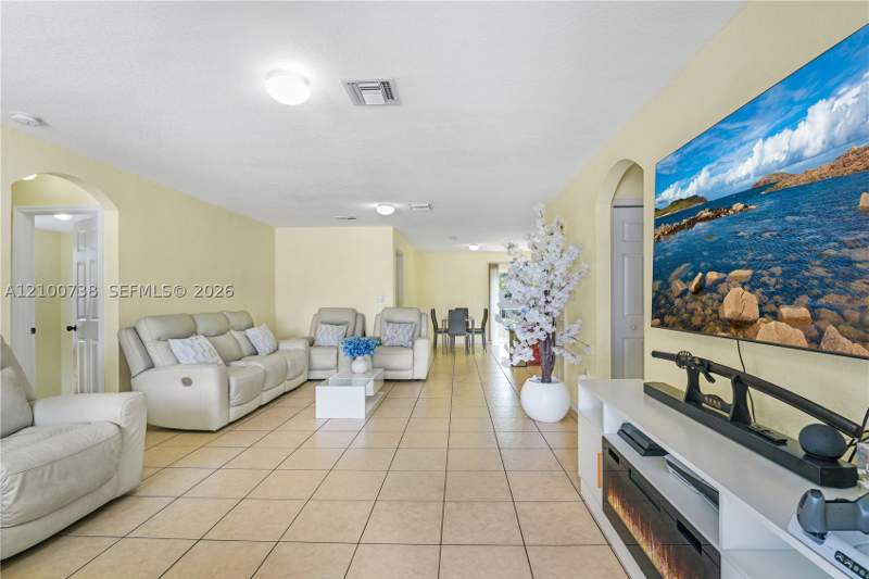 4 bedroom SingleFamilyResidence at 10170 W Fern St, Map Of Perrine, Miami — photo 2