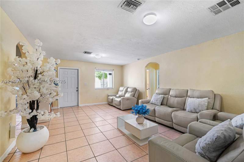 4 bedroom SingleFamilyResidence at 10170 W Fern St, Map Of Perrine, Miami — photo 3