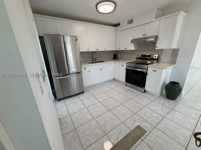 1 bedroom Condominium at 1400 Lincoln Rd 301, Lincoln Plaza Condo, Miami Beach — photo 5