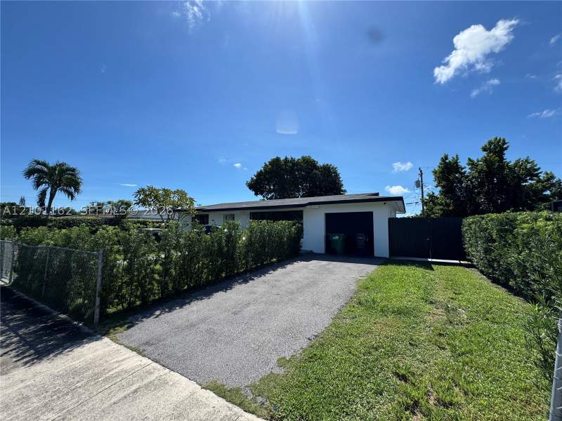 3 bedroom SingleFamilyResidence at 9840 SW 166th St, Fairway Park Sec 2, Miami — photo 2