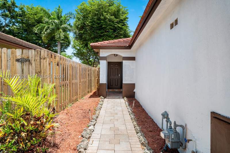3 bedroom SingleFamilyResidence at 14613 SW 155th Pl, Oak Creek, Miami — photo 2