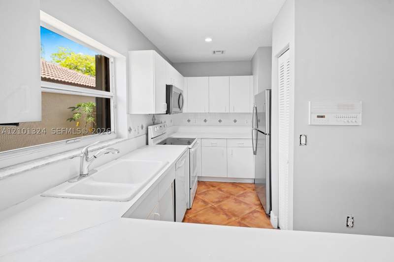 3 bedroom SingleFamilyResidence at 14613 SW 155th Pl, Oak Creek, Miami — photo 5