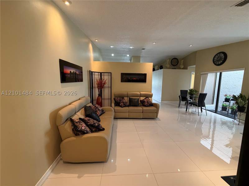 3 bedroom SingleFamilyResidence at 17819 NW 66th Ct Cir, The Moors Townhouses, Hialeah — photo 2