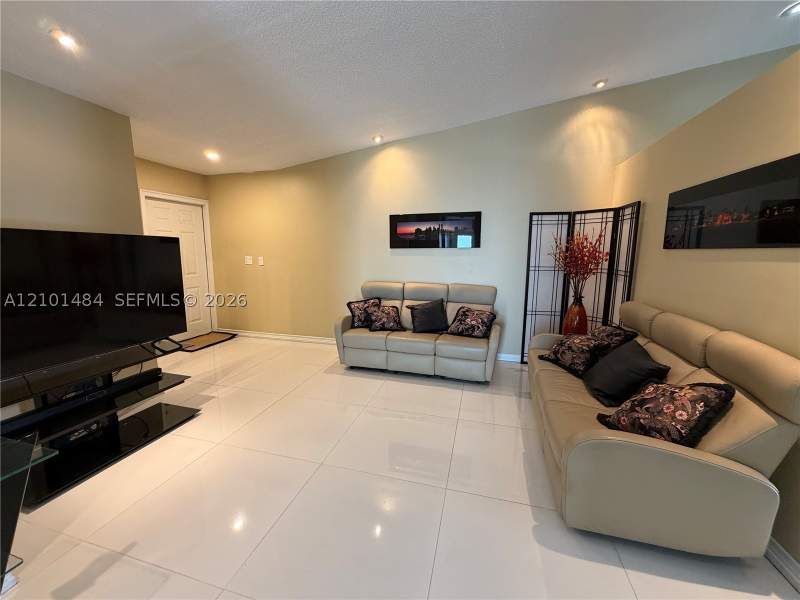 3 bedroom SingleFamilyResidence at 17819 NW 66th Ct Cir, The Moors Townhouses, Hialeah — photo 3