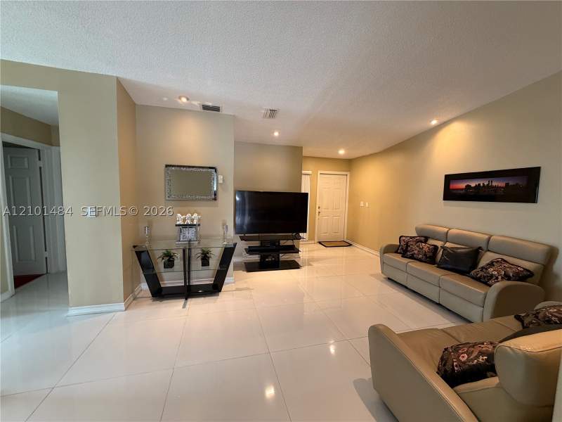 3 bedroom SingleFamilyResidence at 17819 NW 66th Ct Cir, The Moors Townhouses, Hialeah — photo 4