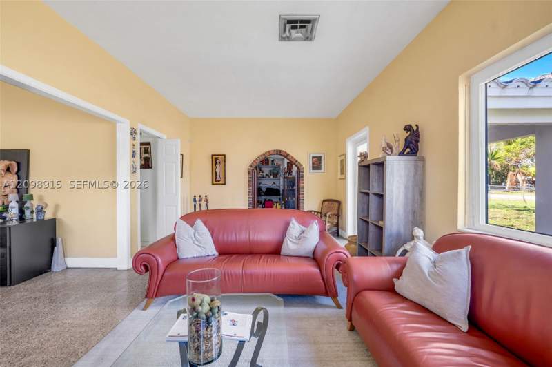 3 bedroom SingleFamilyResidence at 2048 NE 180th St, Fulford By The Sea, North Miami Beach — photo 4