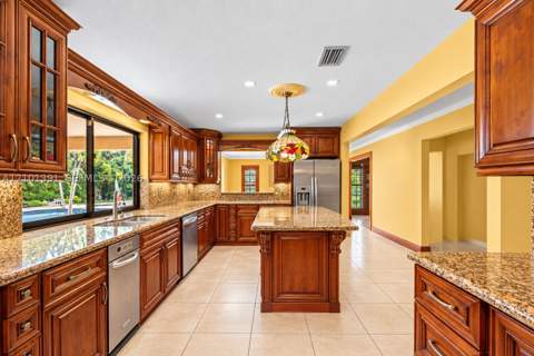 10010 NW 135th St, Hialeah Gardens FL - photo 12 of 84