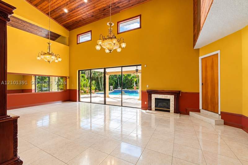 4 bedroom SingleFamilyResidence at 10010 NW 135th St, Florida Fruit Land Compan, Hialeah Gardens — photo 2