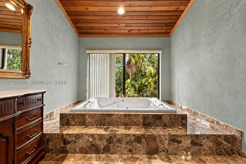 4 bedroom SingleFamilyResidence at 10010 NW 135th St, Florida Fruit Land Compan, Hialeah Gardens — photo 4