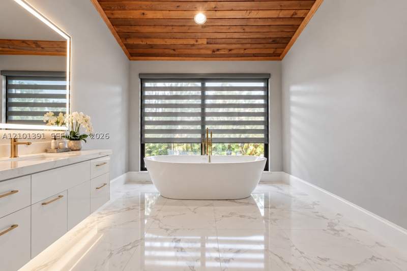 4 bedroom SingleFamilyResidence at 10010 NW 135th St, Florida Fruit Land Compan, Hialeah Gardens — photo 5
