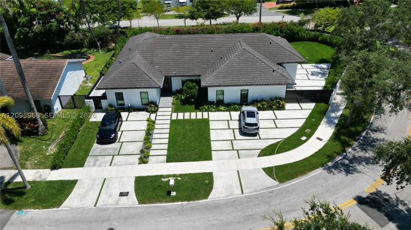 5 bedroom SingleFamilyResidence at 21498 Highland Lakes Blvd, Highland Lakes Sec 13, Miami — photo 2