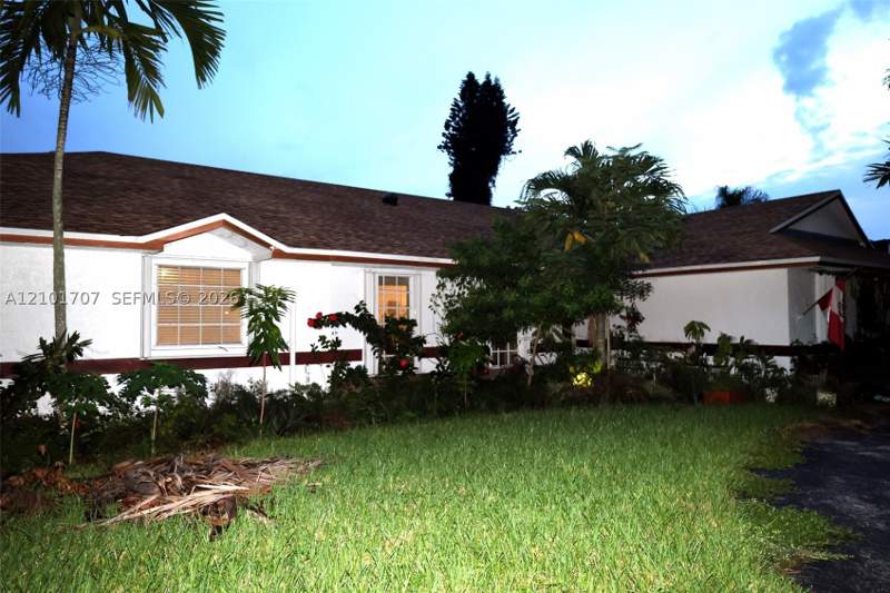 5 bedroom SingleFamilyResidence at 13250 N Calusa Club Dr, Calusa Club Estates, Miami — photo 5