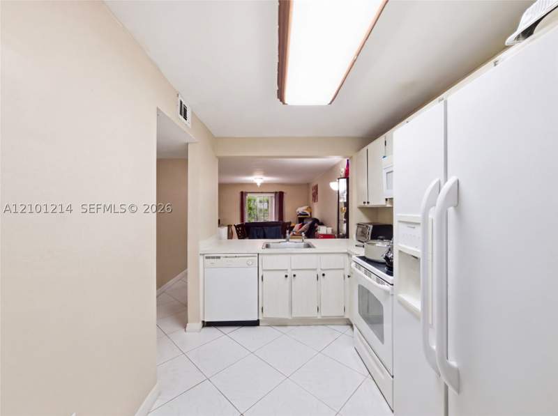 2 bedroom Condominium at 821 NE 207th Ln 1-103, Monterey One Condo, Miami — photo 4