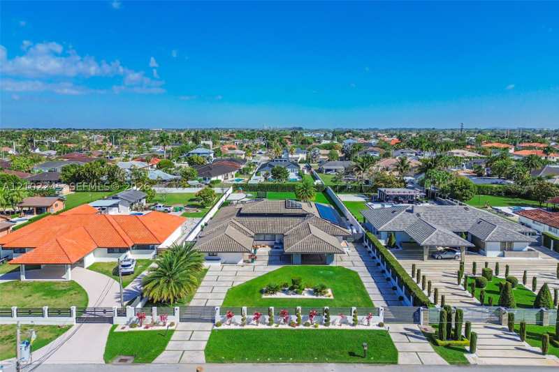 5 bedroom SingleFamilyResidence at 13801 SW 34th St, J G Heads Farms, Miami — photo 1