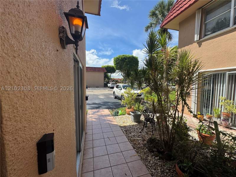 4 bedroom Townhouse at 7033 NW 169th St 7033, Ludlum Lake Townhouses SE, Hialeah — photo 2