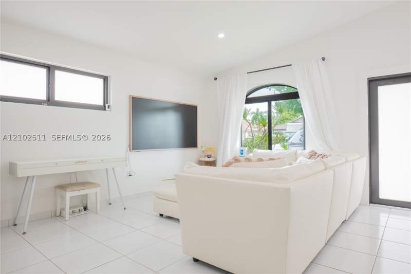 3 bedroom SingleFamilyResidence at 14926 SW 38th St, Villa Sevilla, Miami — photo 2