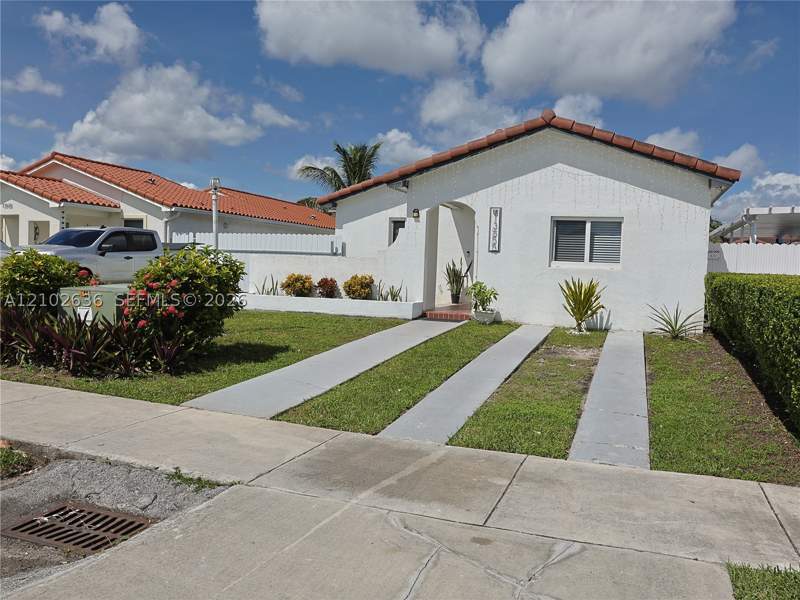 5 bedroom SingleFamilyResidence at 13555 SW 38th Ln, Kenmore Villas, Miami — photo 2