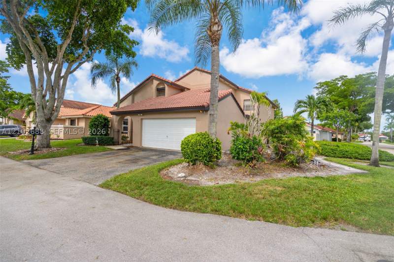4 bedroom SingleFamilyResidence at 17338 NW 61st Pl, The Moors Sec 1, Hialeah — photo 5