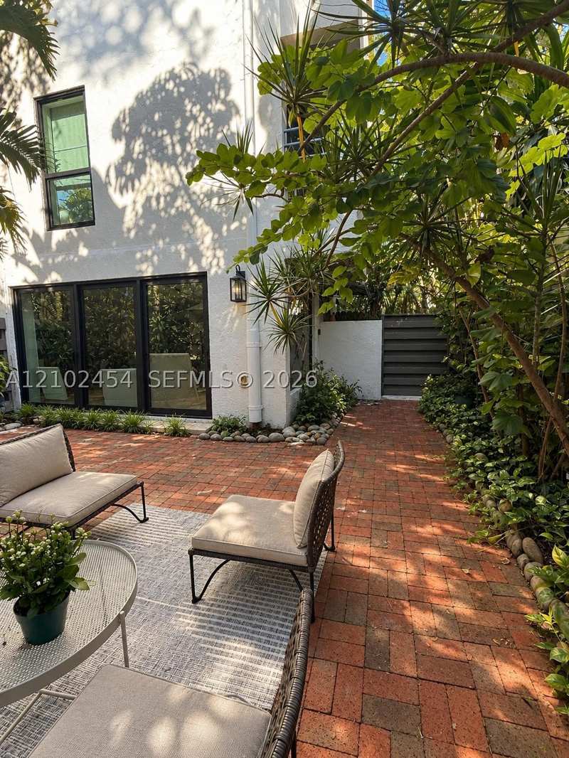 2 bedroom Townhouse at 3042 SW 27th Ave 8, Malcolm Peacocks, Miami — photo 1