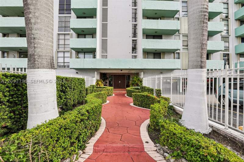 1 bedroom Condominium at 1825 W 44th Pl 208, Imperial Terraces Condo, Hialeah — photo 2