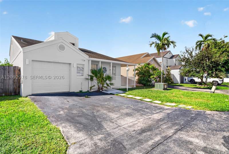 3 bedroom SingleFamilyResidence at 10024 SW 222nd St, Lakes By The Bay Sec 6, Cutler Bay — photo 3