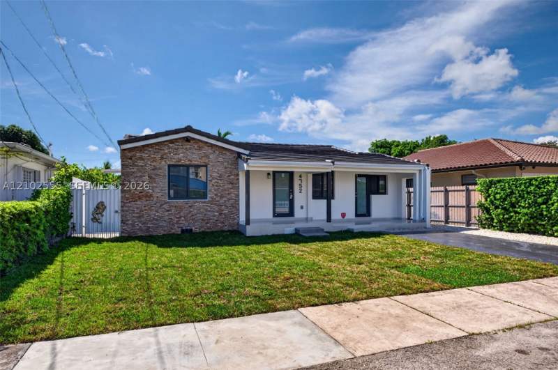 3 bedroom SingleFamilyResidence at 4752 SW 1st St, Tierra Alta, Miami — photo 2