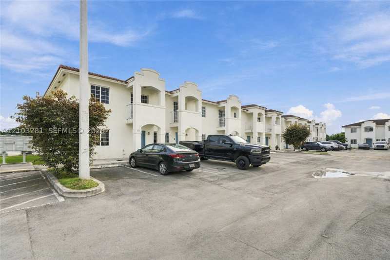 3 bedroom Townhouse at 211 SW 6th Ln, Jalil Subdivision, Florida City — photo 1